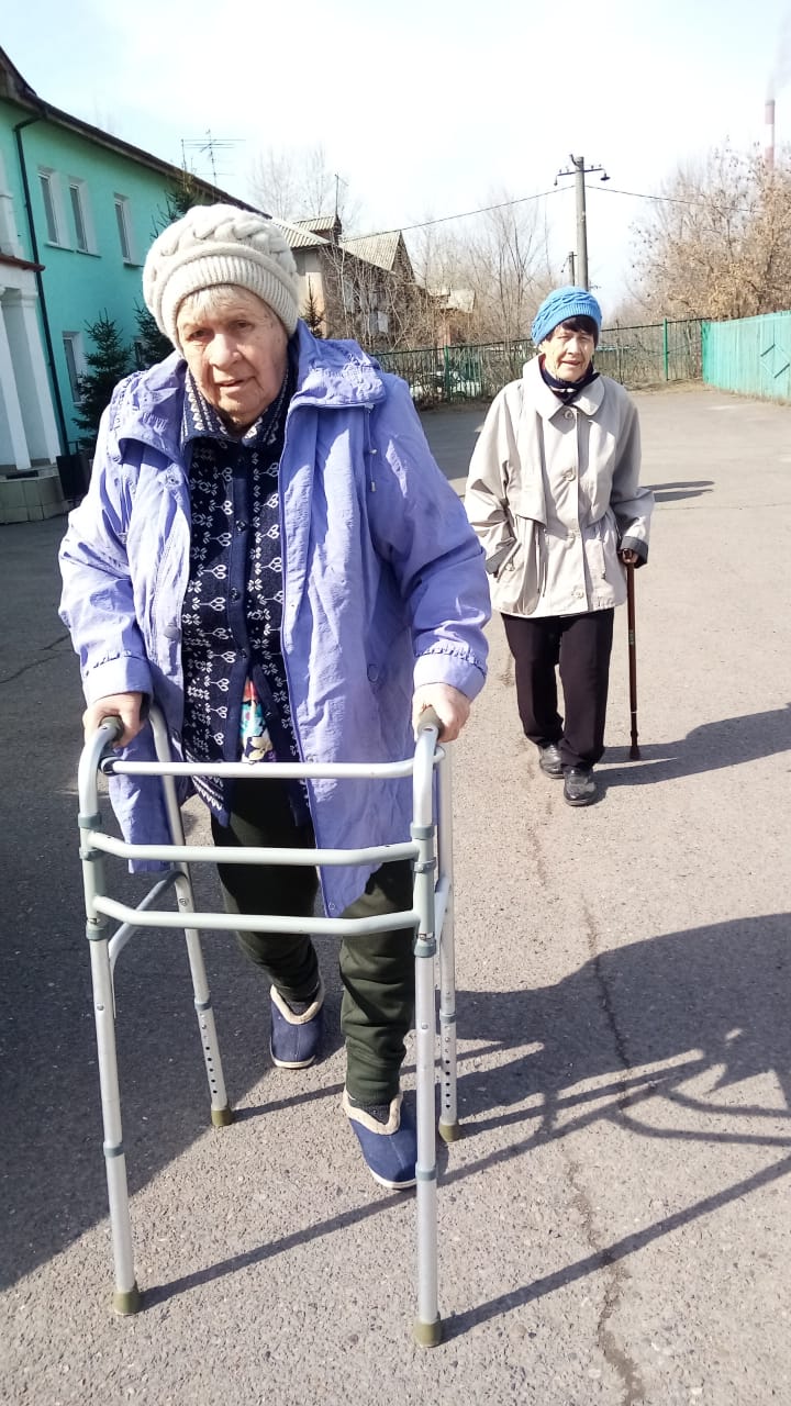 Дом престарелых в Красноярске: Прогулки на свежем воздухе в апреле в нашем пансионате в Красноярске (2022)